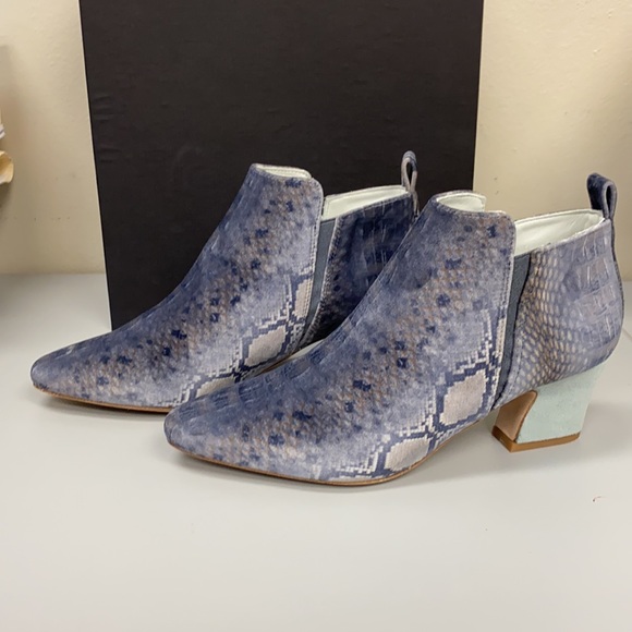 Beautiful Velvet booties by Miista Shoes - Picture 3 of 7